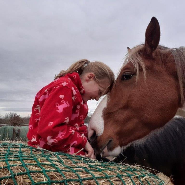 Mädchen mit Pferd (Foto: Herzenssache e.V.)