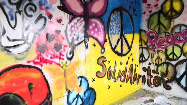 gestalteter Jugendraum in Bad Neuenahr mit dem Schriftzug SolidAHRität (Foto: Fluthilfe Ahr e.V.) gestalteter Jugendraum in Bad Neuenahr mit dem Schriftzug SolidAHRität