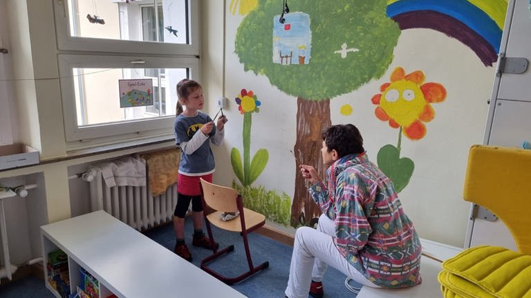 Kind gestaltet ein Klassenzimmer in Bad Neuenahr-Ahrweiler (Foto: Mus-E e.V.)