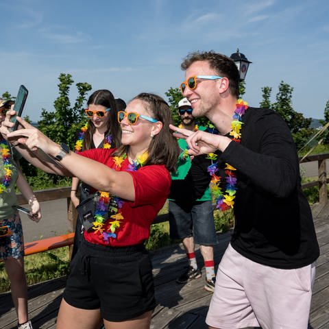Sänger Joris macht ein Selfie mit Jugendlichen aus einem Herzenssache-Projekt (Foto: Dirk Guldner)