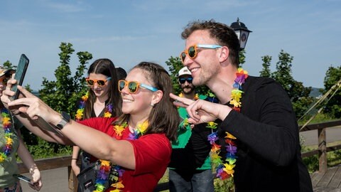 Sänger Joris macht ein Selfie mit Jugendlichen aus einem Herzenssache-Projekt